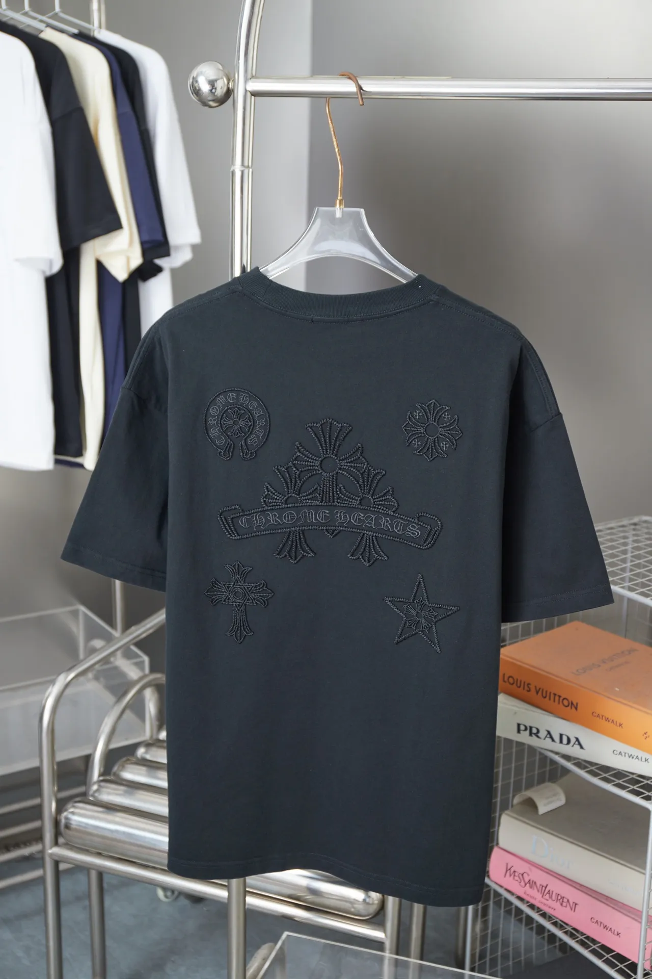 🅿️200 Ch*ome Hearte 25SS early spring new style embroidered heart cross short sleeves light luxury essential item for daily commuting for men and women correct version welcome to compare detailed features · 320g 100% pure cotton double yarn jersey fabric · Custom dyed in the same vat with special thickened 32 count double-ply 1X1 thread · Imported Tajima machine hollow embroidery embroidered CHRO heart pattern · Ready-to-wear general wash · Double-needle sewing and cross-seam technology · Original main mark, washed tag, brand moisture-proof paper packaging Color: black/white Size: S/M/L/XL
